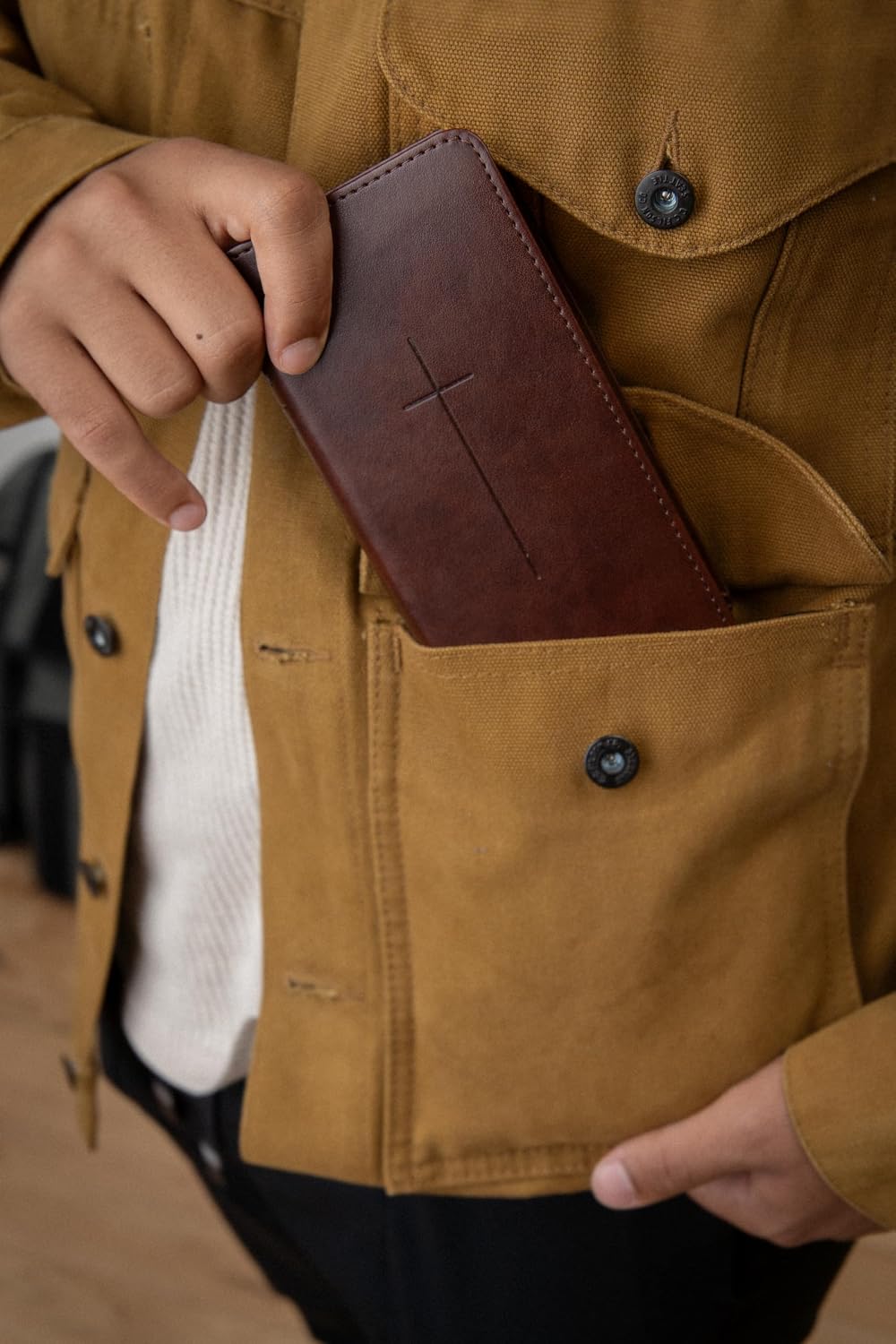 NLT Pocket Thinline Bible, Filament Enabled (LeatherLike, Brown Cross, Red Letter)