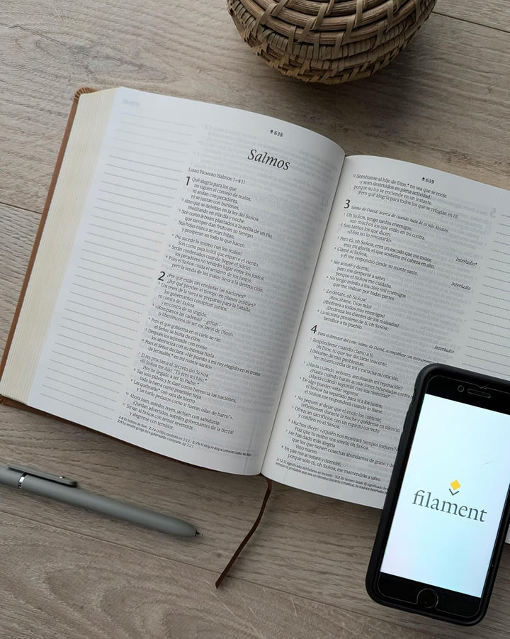 Biblia de Margen Amplio NTV Con Filament Sentipiel, León, Índice, Letra Roja