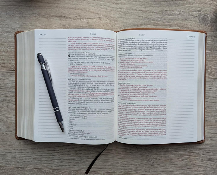Biblia de Margen Amplio NTV Con Filament Sentipiel, León, Índice, Letra Roja