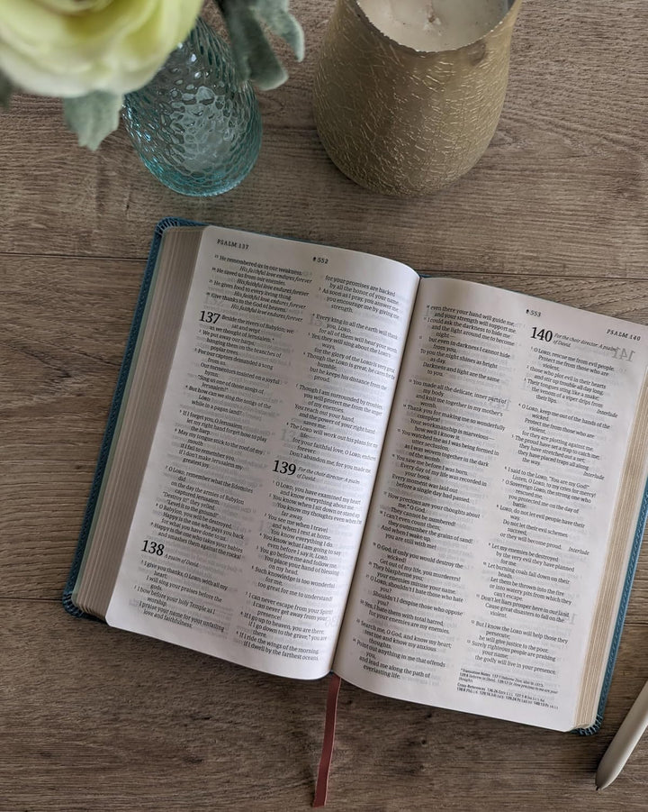 NLT Student Bible, Thinline Reference, Filament Enabled (LeatherLike, Tropical Iris Teal Blue, Indexed, Red Letter) by New Living Translation (Author), Tyndale (Creator)