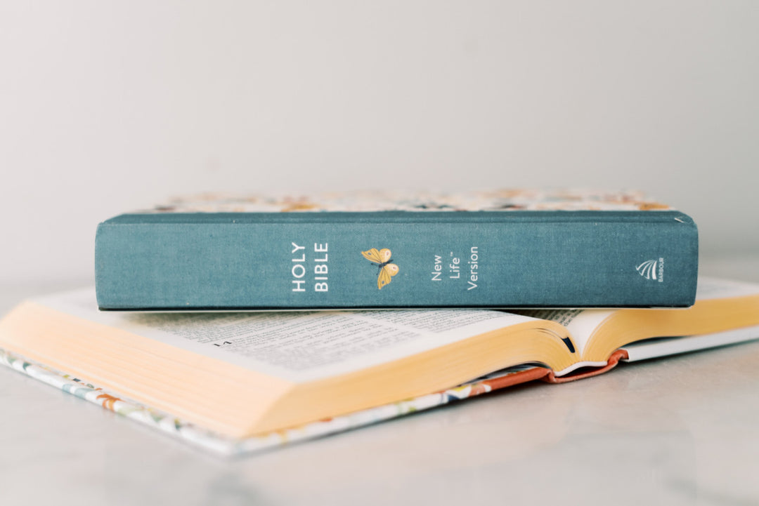 Beautiful Wisdom [Bronze Botanicals]: The Refreshingly Approachable New Life Version of the Bible Hardcover