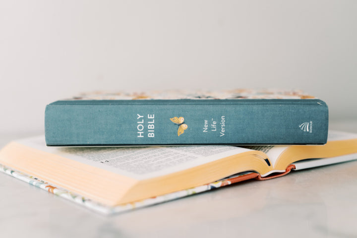 Beautiful Wisdom [Bronze Botanicals]: The Refreshingly Approachable New Life Version of the Bible Hardcover