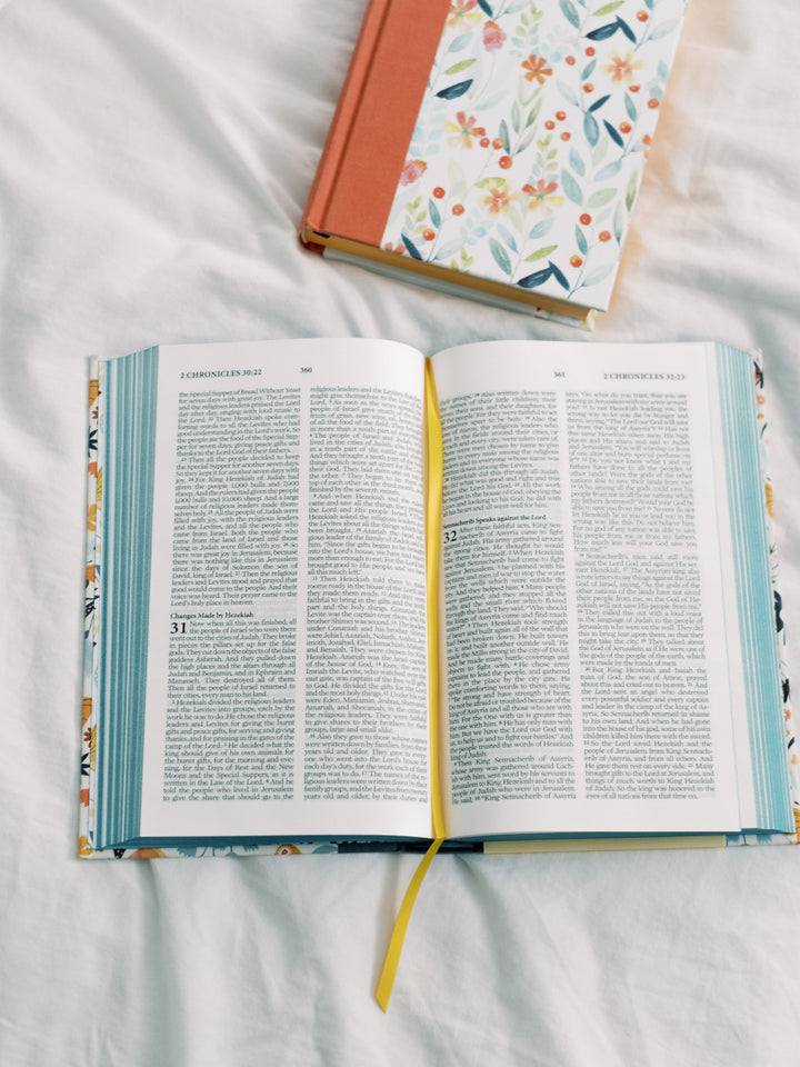 Beautiful Wisdom [Bronze Botanicals]: The Refreshingly Approachable New Life Version of the Bible Hardcover
